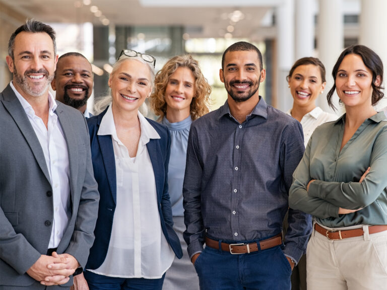 7 Personen schauen froh in die Kamera. Bild wird genutzt für die IHK Weiterbildungen Experte für Fachkräftesicherung Modul 4: Nachhaltiges Personalmanagement - Instrumente zur langfristigen Mitarbeiterbindung und Experte für Fachkräftesicherung (IHK)