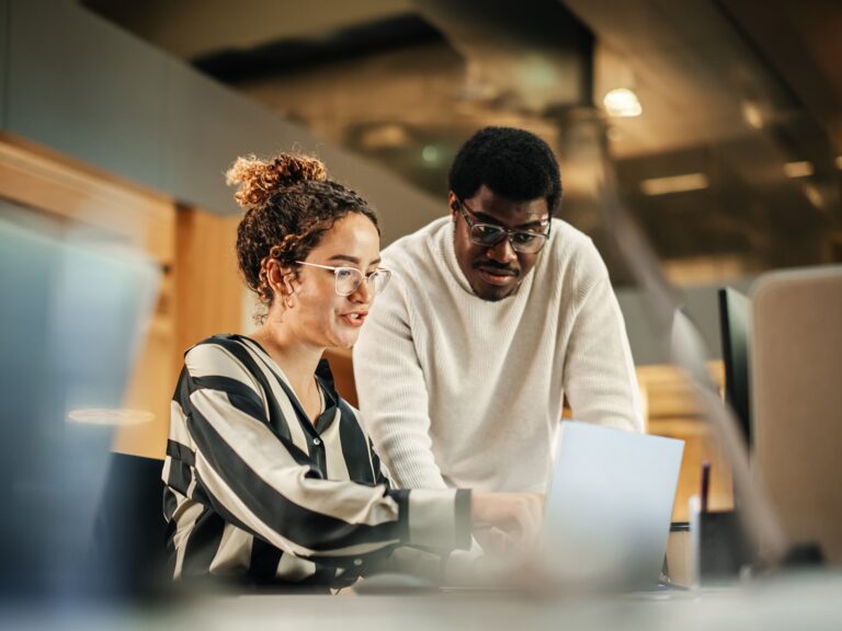 Drei Personen vor dem Rechner. Dieses Bild wird für den Lehrgang mit IHK-Prüfung. zum Geprüften Technische Fachwirt genutzt.