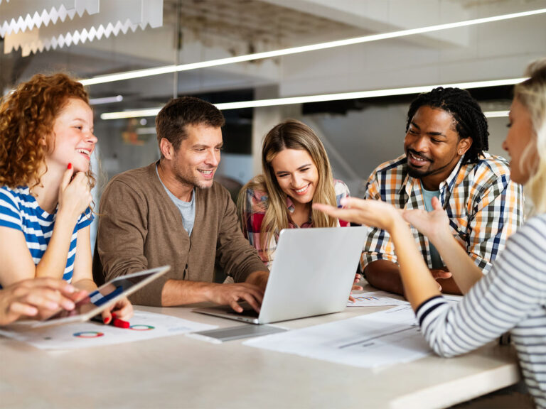 Bild mit Gruppe junger Menschen. Nutzung für Zertifikatslehrgänge Online Marketing Manager Advanced IHK und KI-Marketing Professional (IHK)-