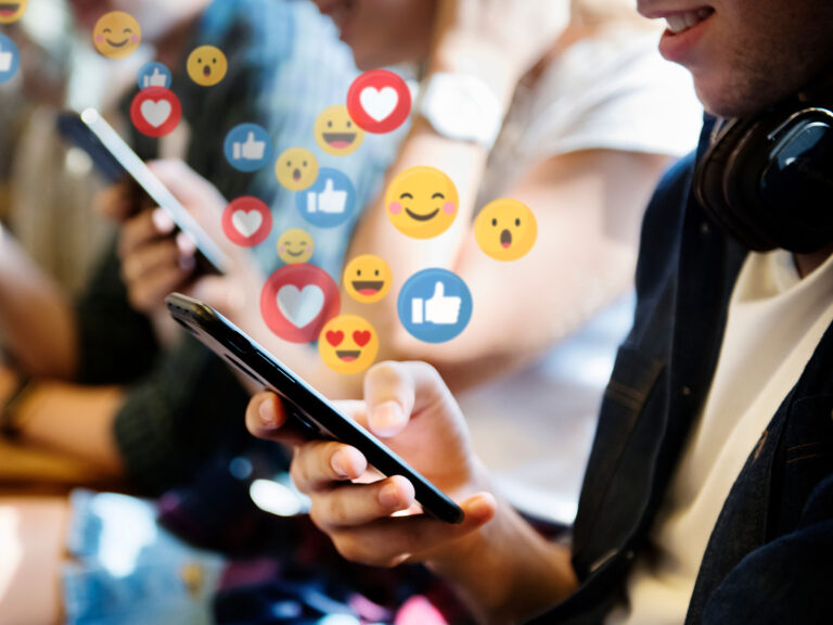 Bild mit Likes und Smileys. Bildnutzung für Social Media Seminare.