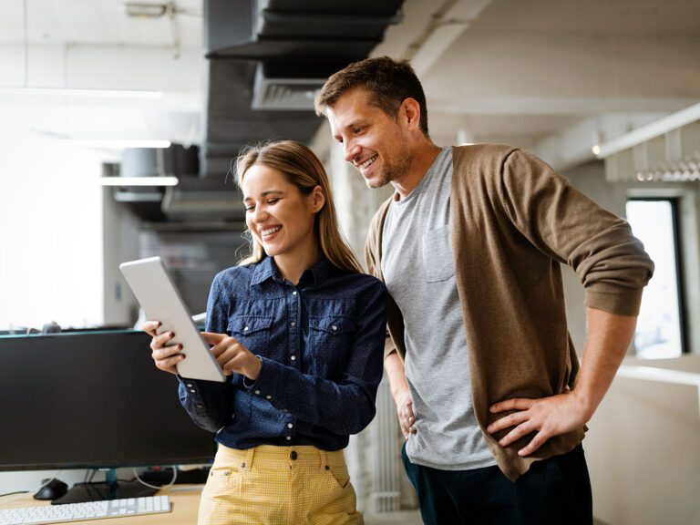 Mann und Frau mit Laptop. Dieses Bild wird genutzt für den IHK-Zertifikatslehrgang Social Media Manager Advanced und Social Media Professional (IHK) - für Fortgeschrittene