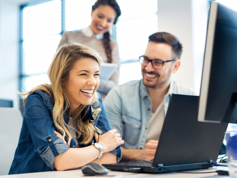 Bild zwei Personen vor dem Rechner. Nutzung für den Lehrgang zum Geprüften Wirtschaftsfachwirten