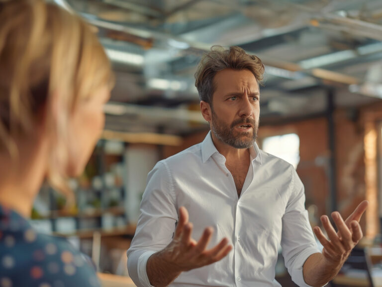 Bild: Mann schlichtet Streit. Genutzt für das IHK-Seminar Deeskalation im Handel und der Gastronomie.