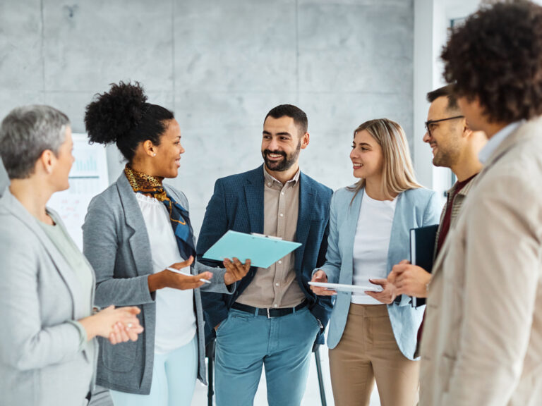 Bild: Menschen sprechen. Genutzt für das IHK-Seminar Führen in Sandwichpositionen