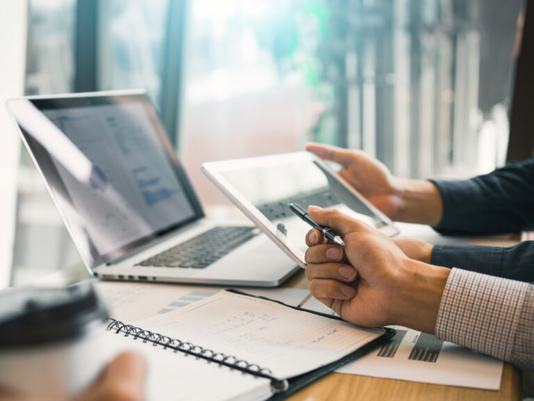 Bild: Rechner und Hände. Genutzt für das IHK-Seminar Kostenrechnung und Grundlagen des Kostenmanagements