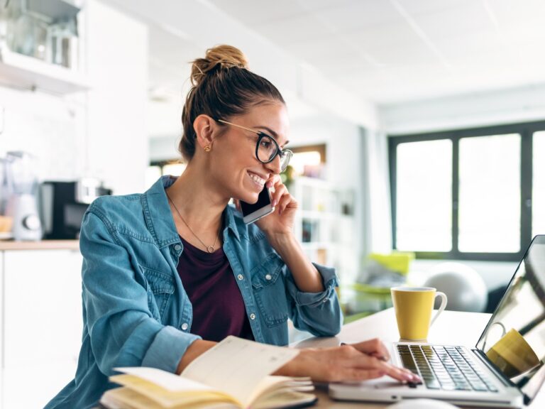 Bild: Frau am Telefon. Genutzt für das IHK-Seminar Verkaufstraining für Solo-Selbständige