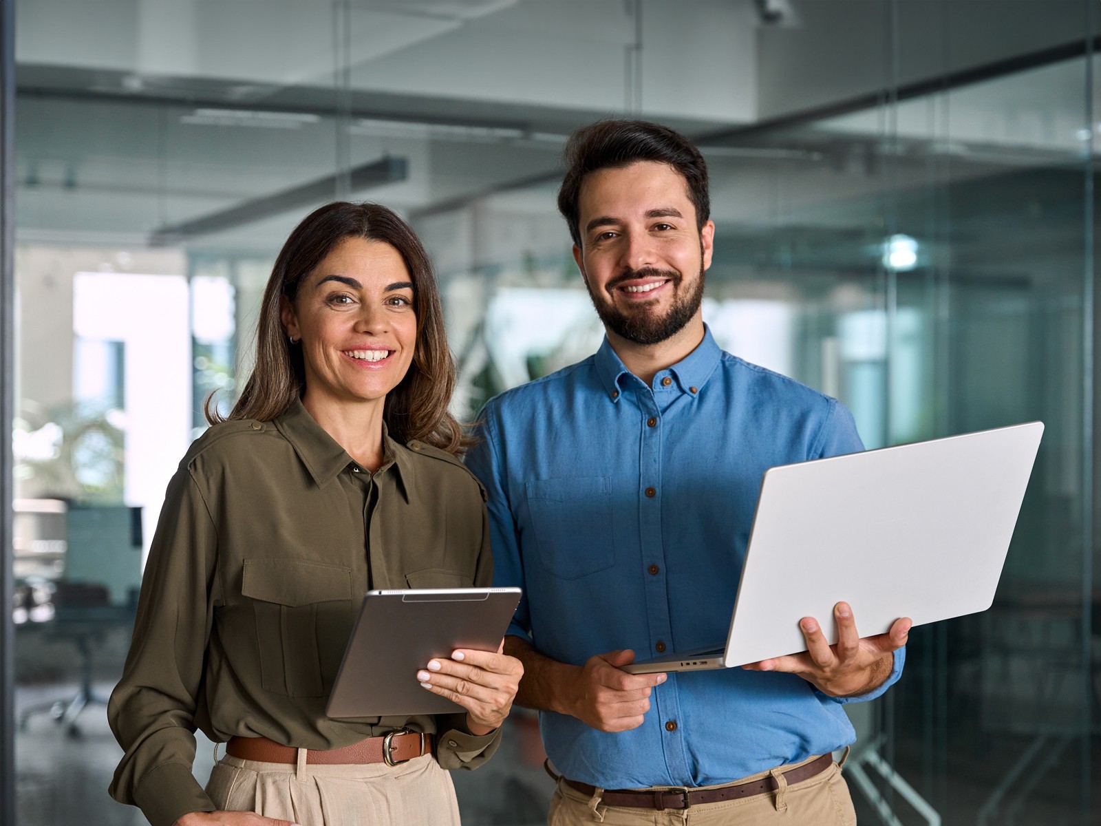 Bild mit zwei Personen. Bild genutzt für die Seminarreihe Fit im Vertrieb.