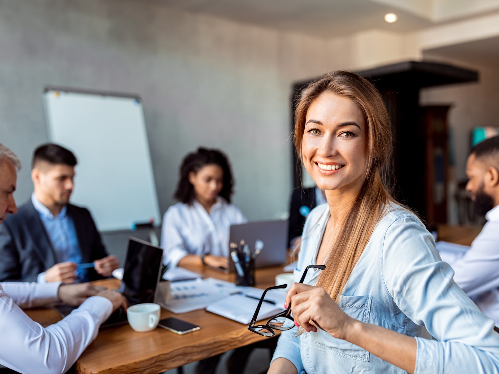 Junge Menschen am Tisch. Bild verwendet für Seminar Fit in der Personalentwicklung
