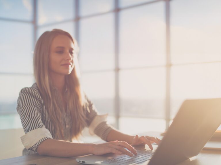 Bild Frau an Laptop. Genutzt für den Zertifikatslehrgang KI Texter IHK