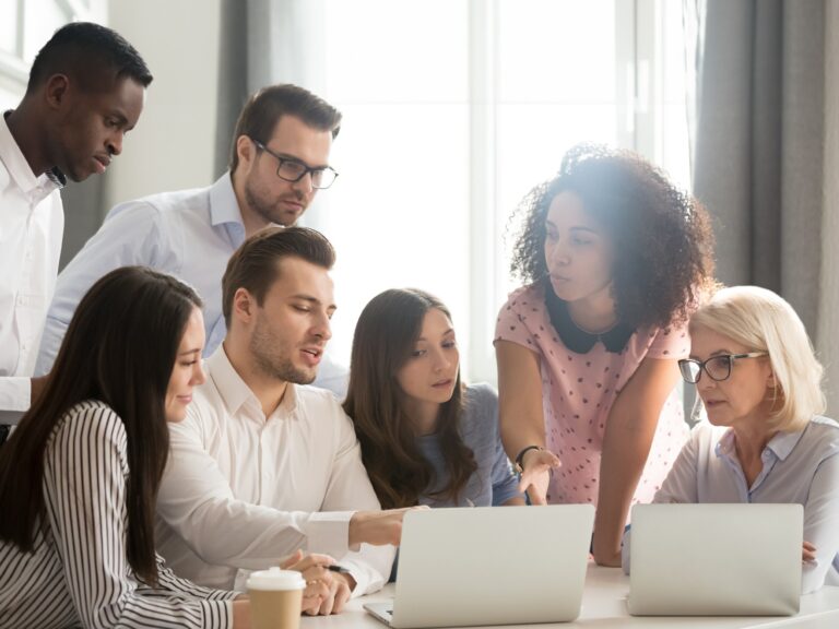 Bild mehrere Personen. Genutzt für Seminar in der Krise.