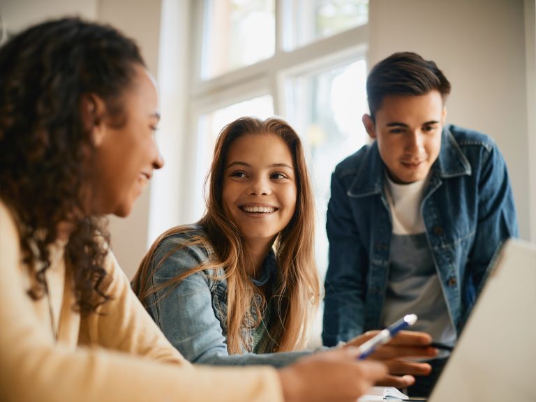 junge Frau mit Arbeitskollegen. Bild wird genutzt für das Seminar Resilient durch die Ausbildung