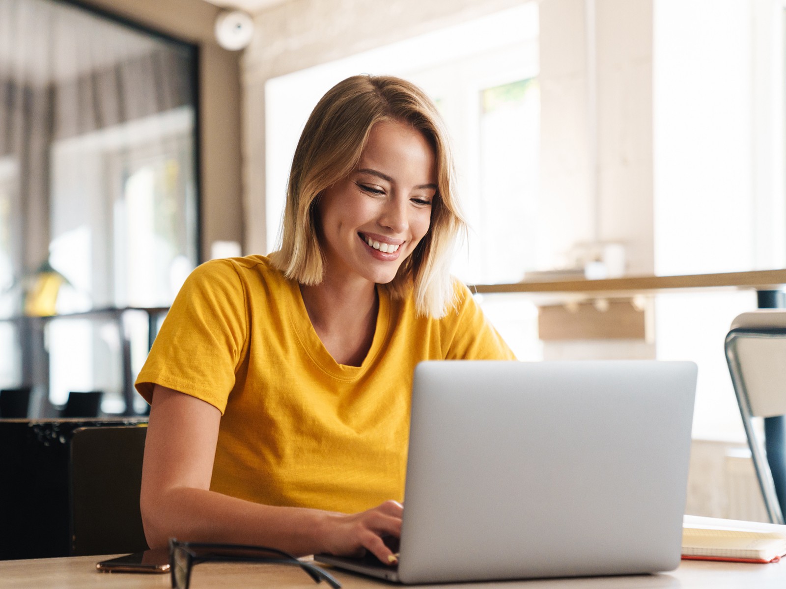 Frau mit Laptop. Genutzt für das Seminar Professionelle Korrespondenz