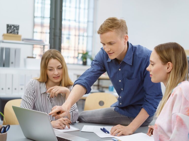 Auszubildender präsentiert. Seminar professionell auftreten, überzeugend präsentieren. Ein Angebot der IHK