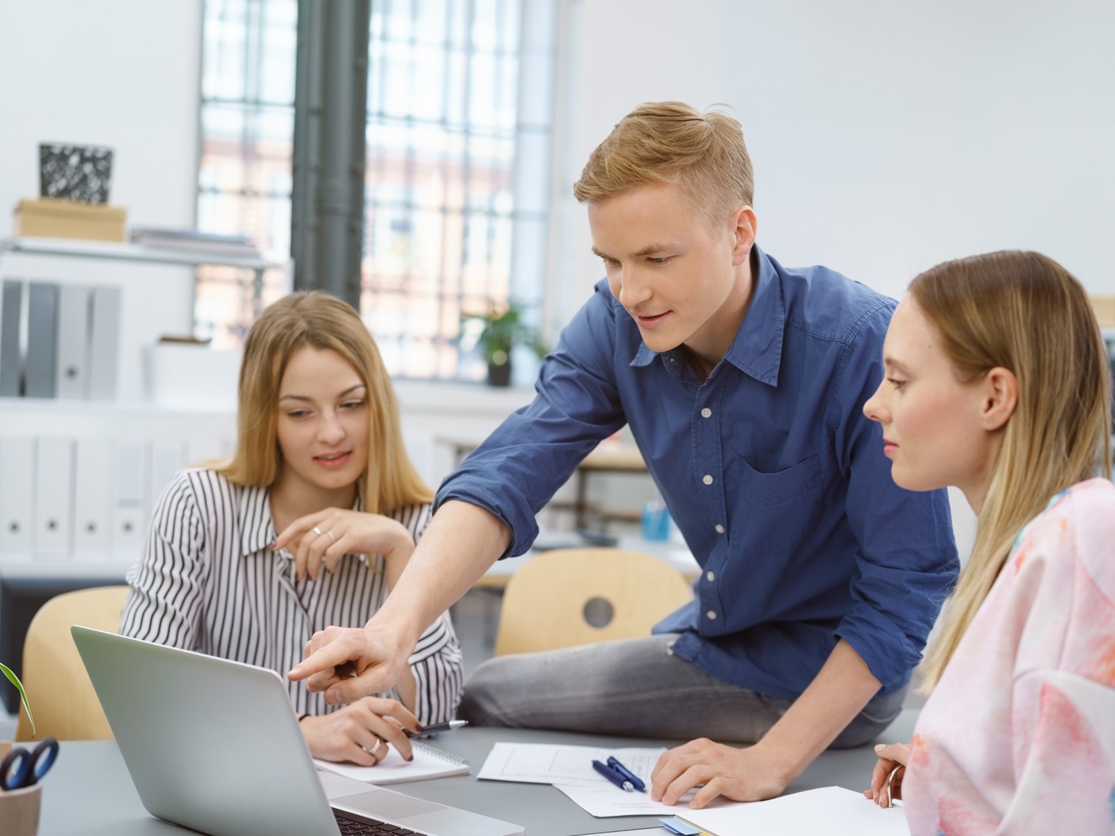 Auszubildender präsentiert. Seminar professionell auftreten, überzeugend präsentieren. Ein Angebot der IHK